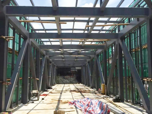 卓越广场钢结构天桥